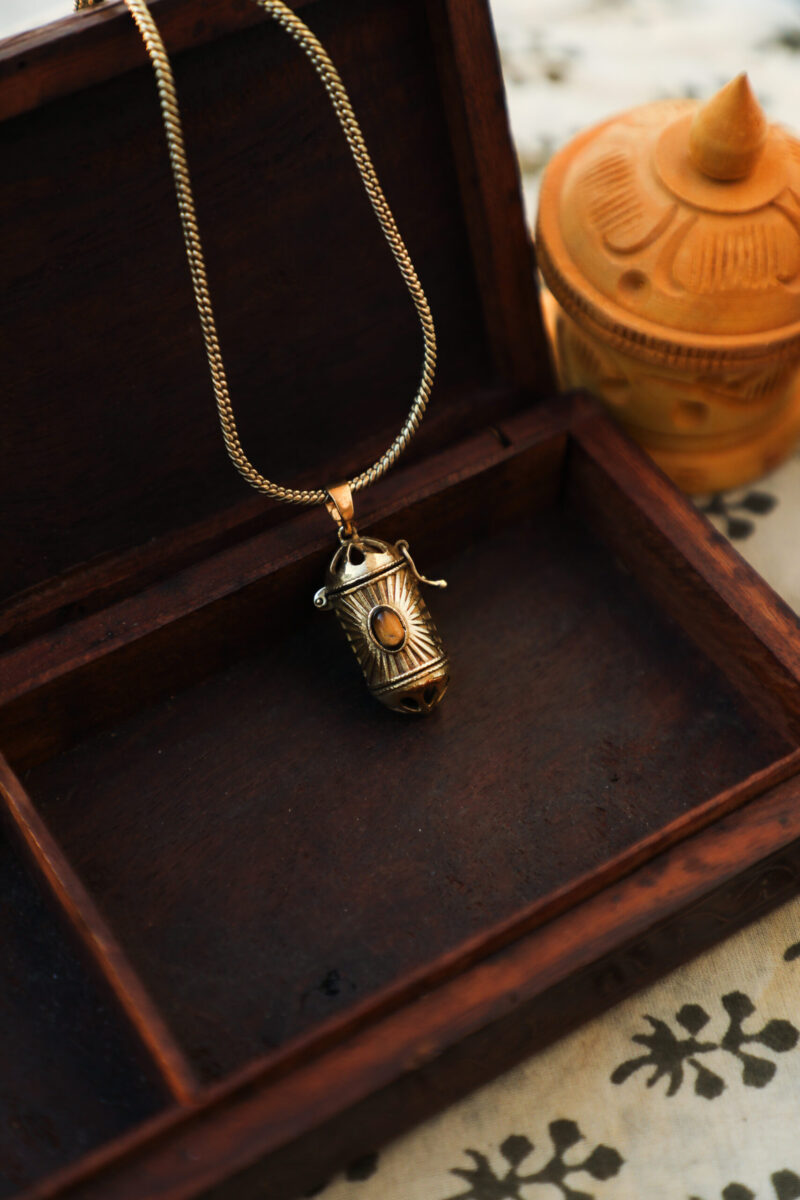 Collar de caja de oración Mantra