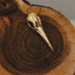 Pendentif tête de mort d’oiseau