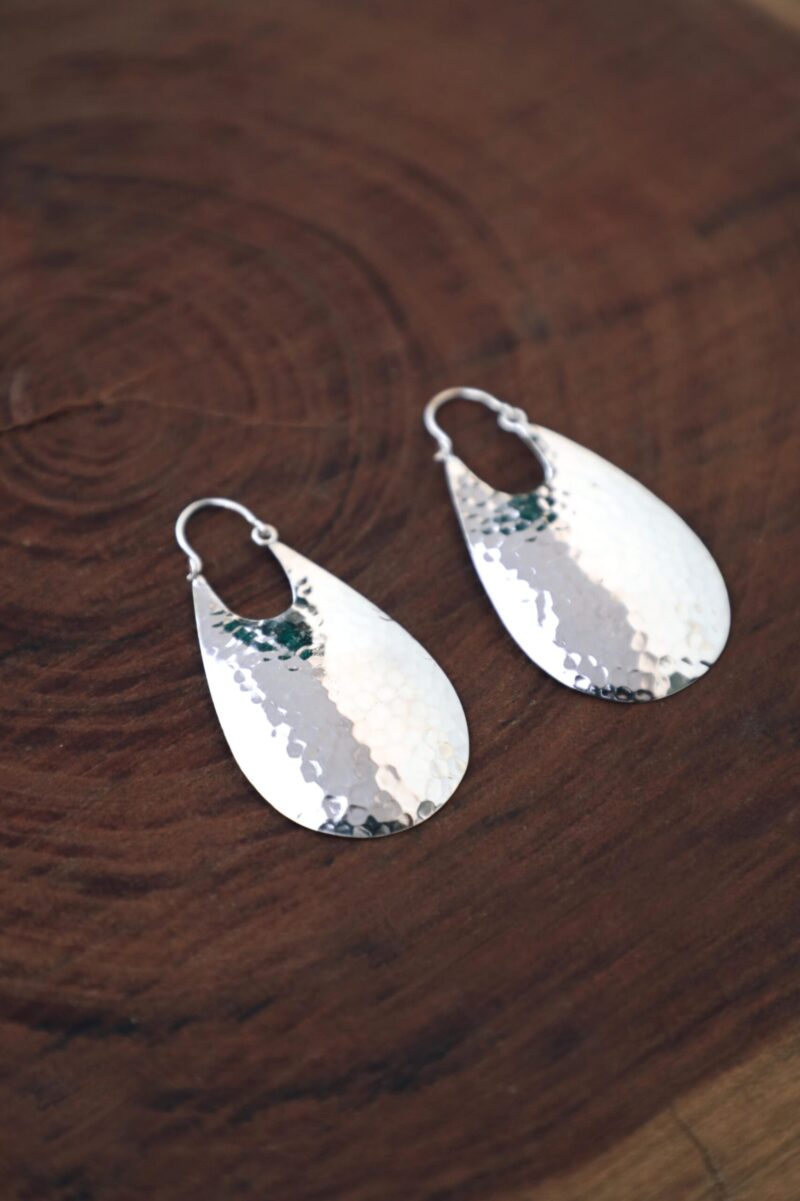 Orecchini a cerchio martellati