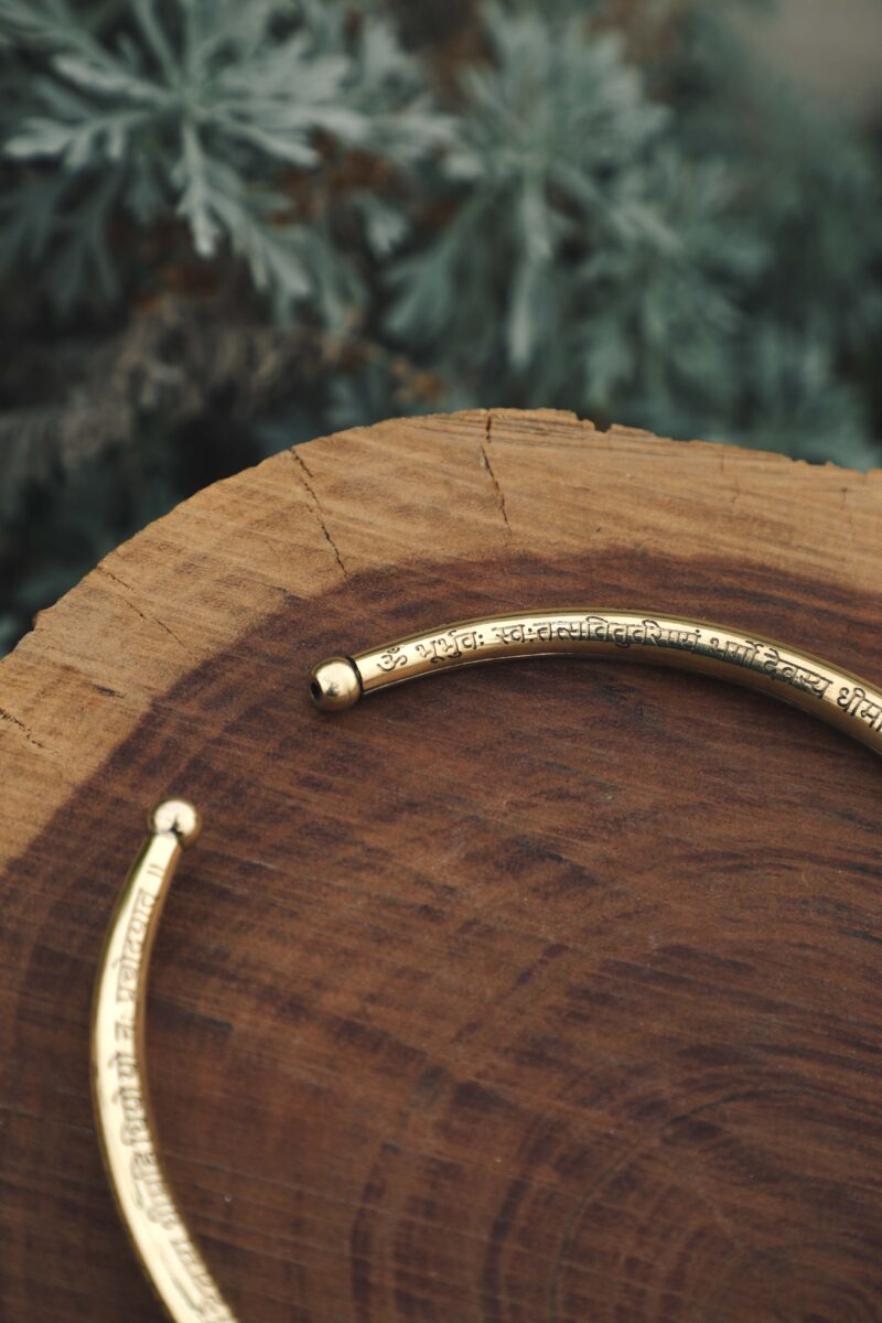 Gargantilla de latón Gayatri Mantra