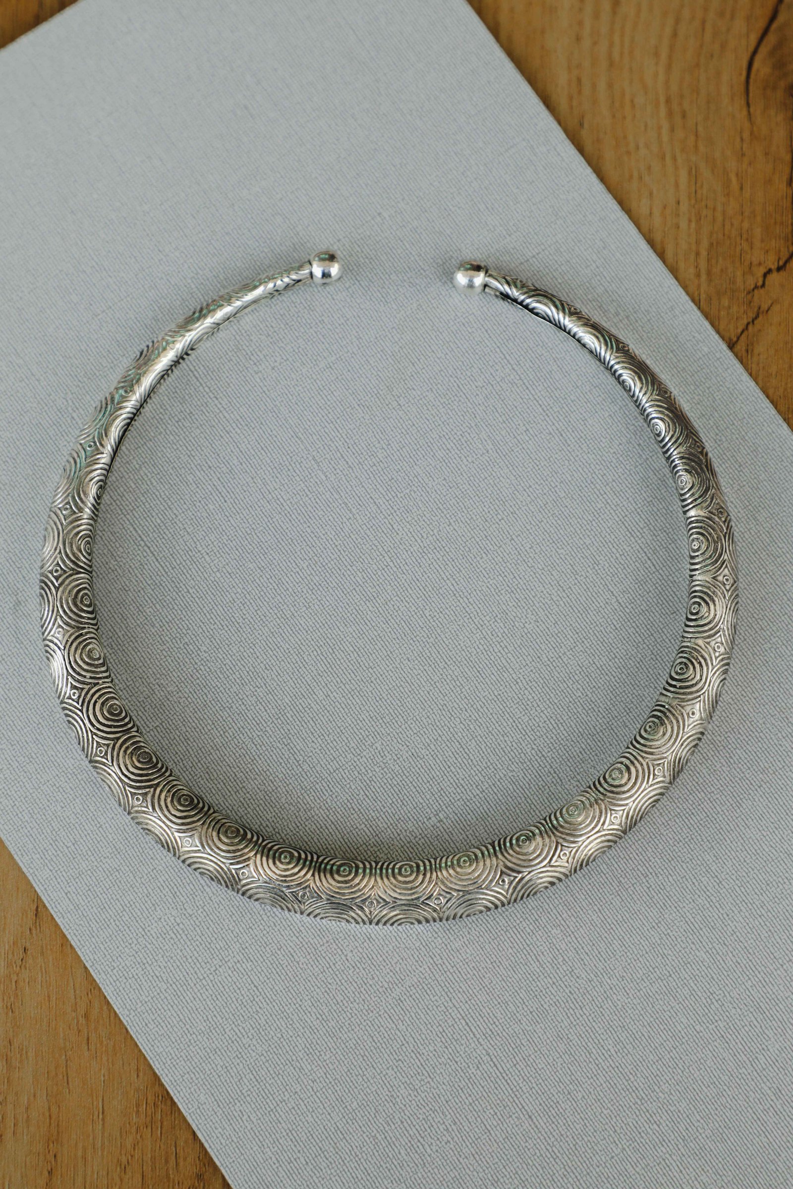 Collar Orbit Plateado