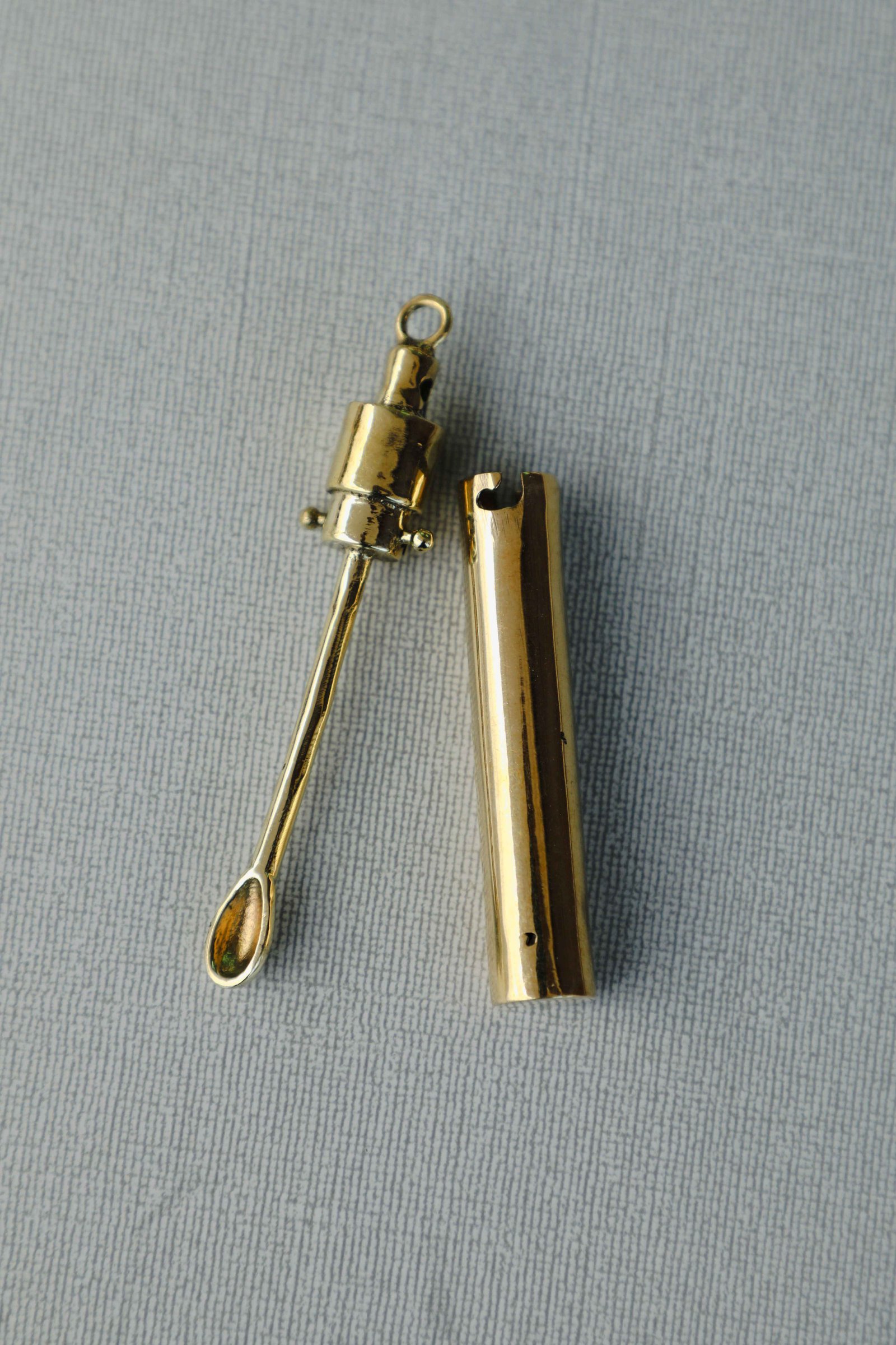 Colgante de amuleto de elixir de latón con cuchara secreta