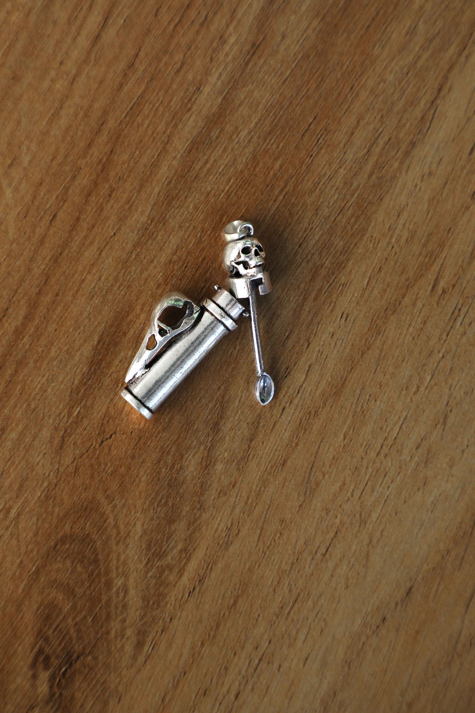 Colgante de reliquia de calavera y cuervo – Amuleto de cuchara secreta