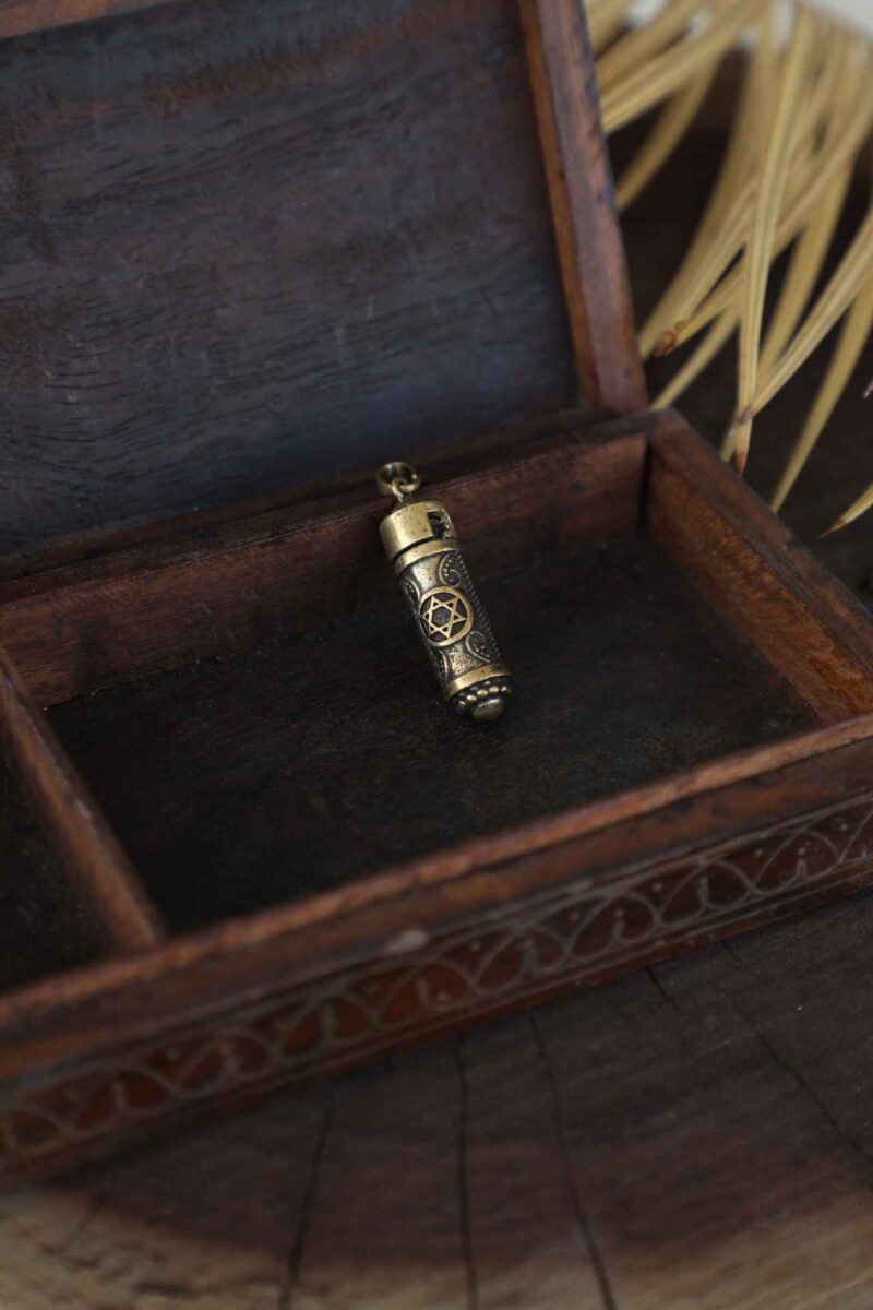 Pendentif Potion Mystique en laiton – Compartiment Secret avec cuillère