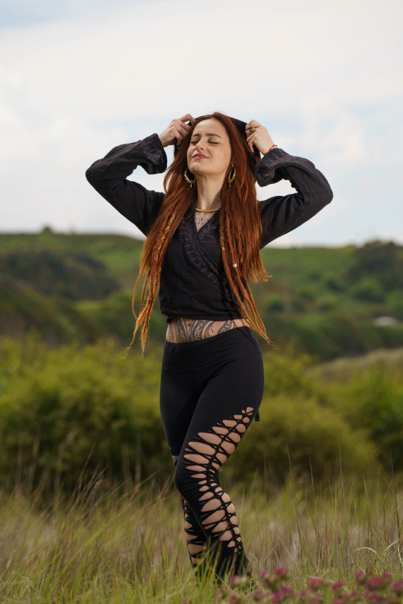 Sudadera con capucha Laura – Top cruzado bohemio