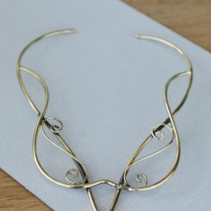 Collarino a scroll in filo di ottone