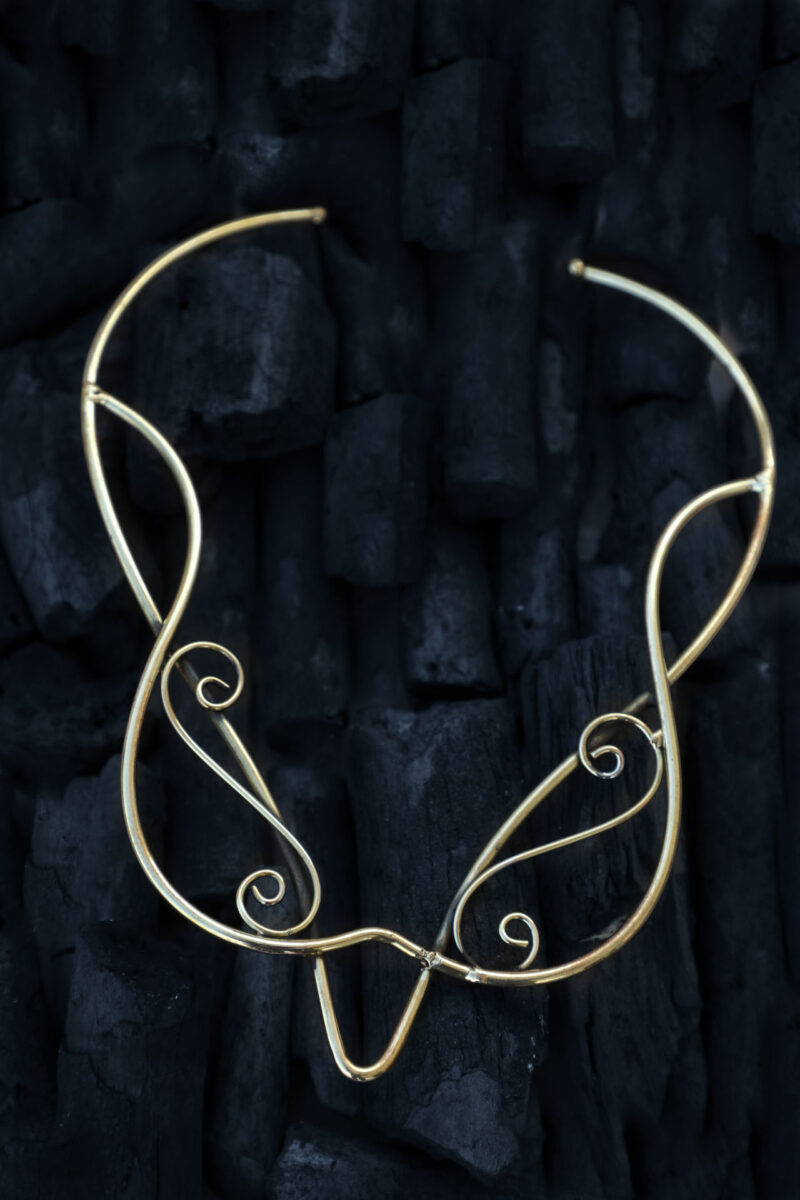Collarino a scroll in filo di ottone