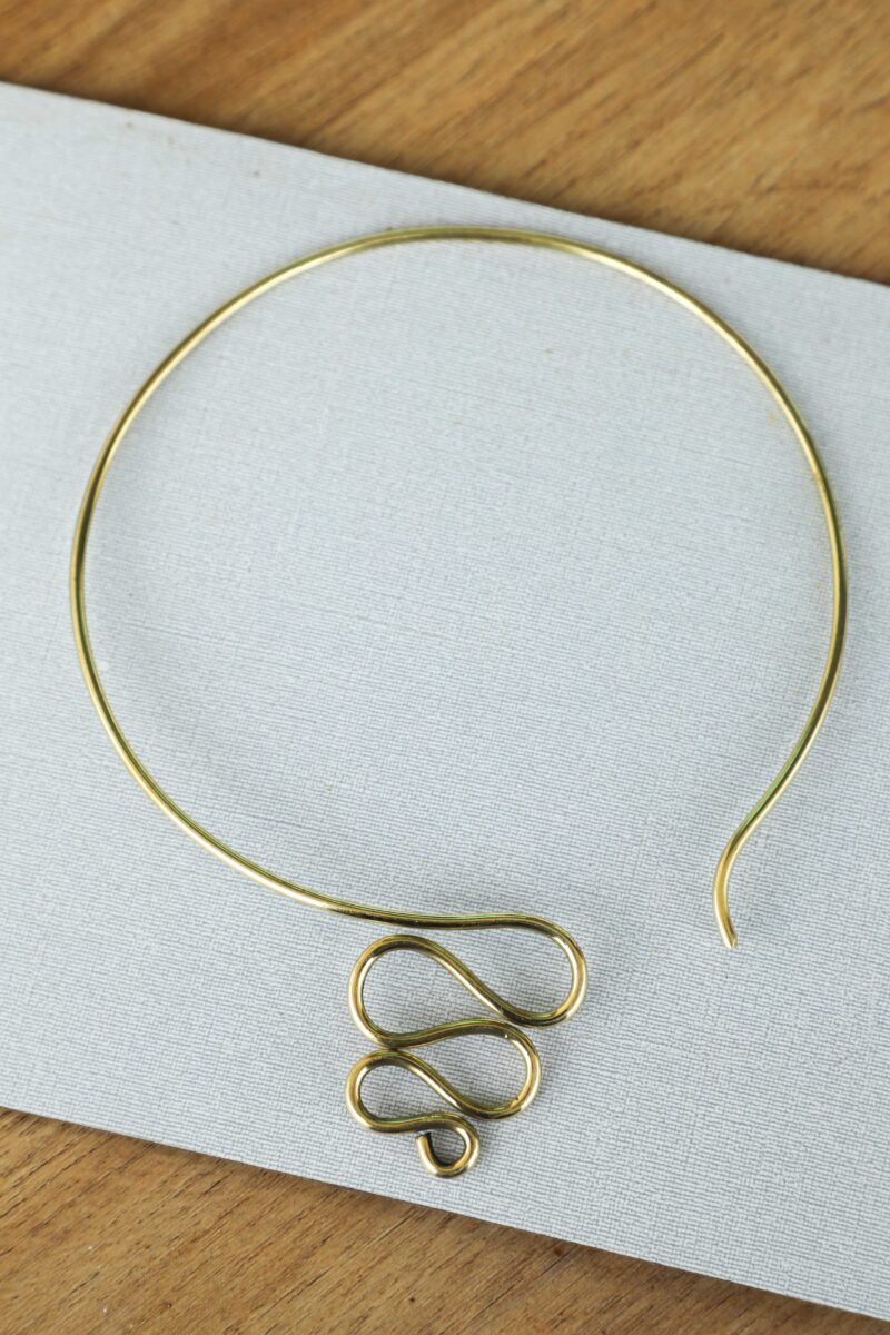 Gargantilla de flujo de serpiente