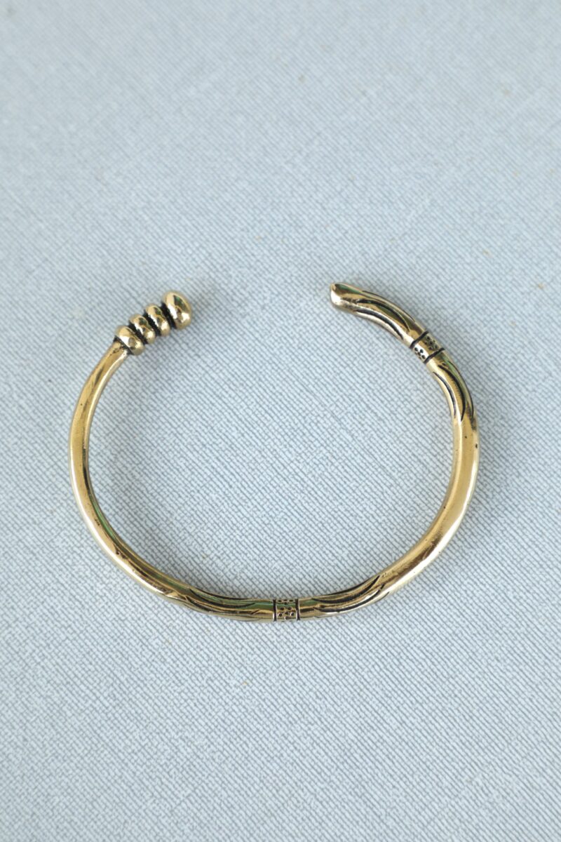 Brazalete en espiral de tierra