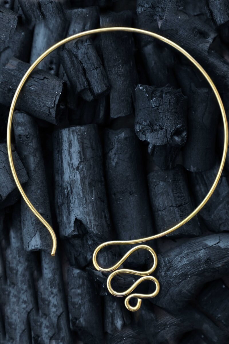 Gargantilla de flujo de serpiente