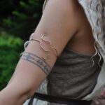 Echo Wire Armband