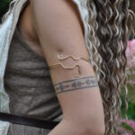 Echo Wire Armband