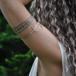 Echo Wire Armband