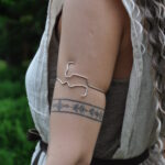 Echo Wire Armband