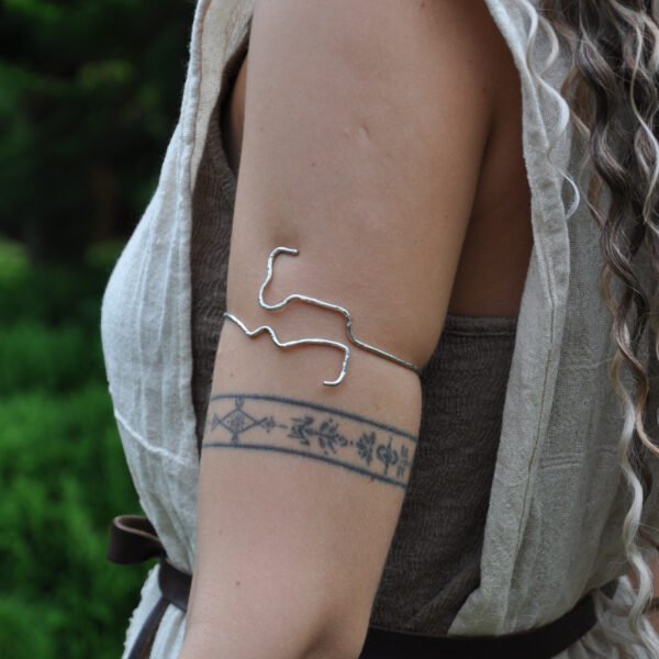 Echo Wire Armband