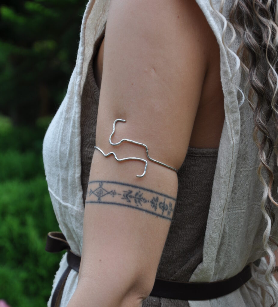 Echo Wire Armband