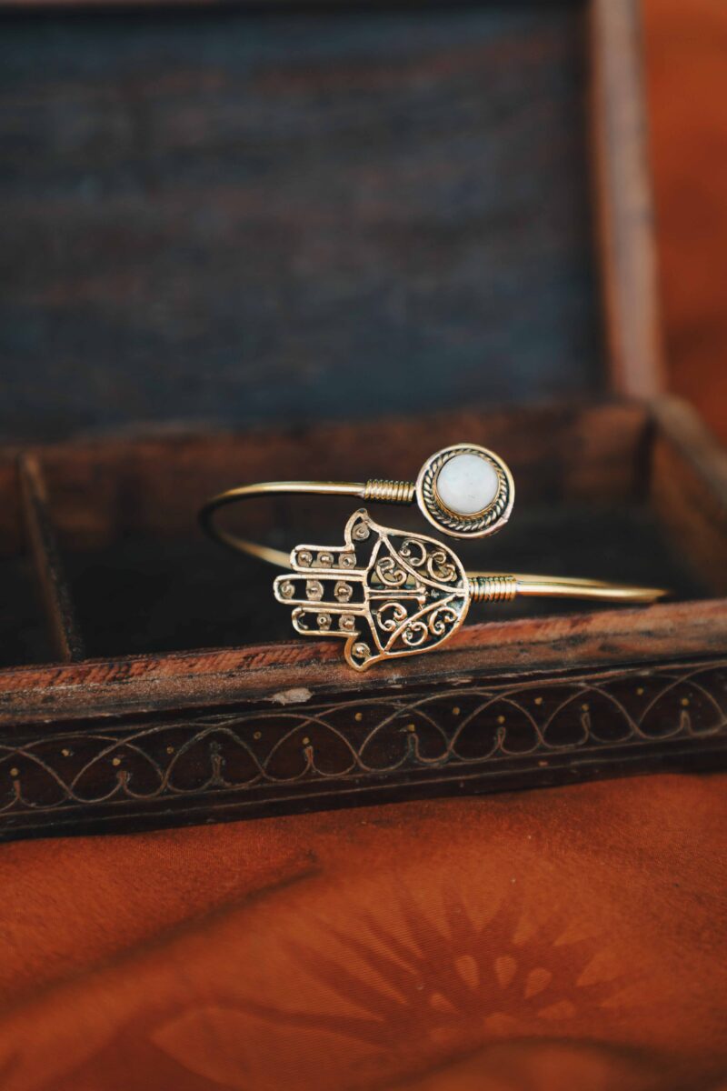 Main des bénédictions brassard en laiton