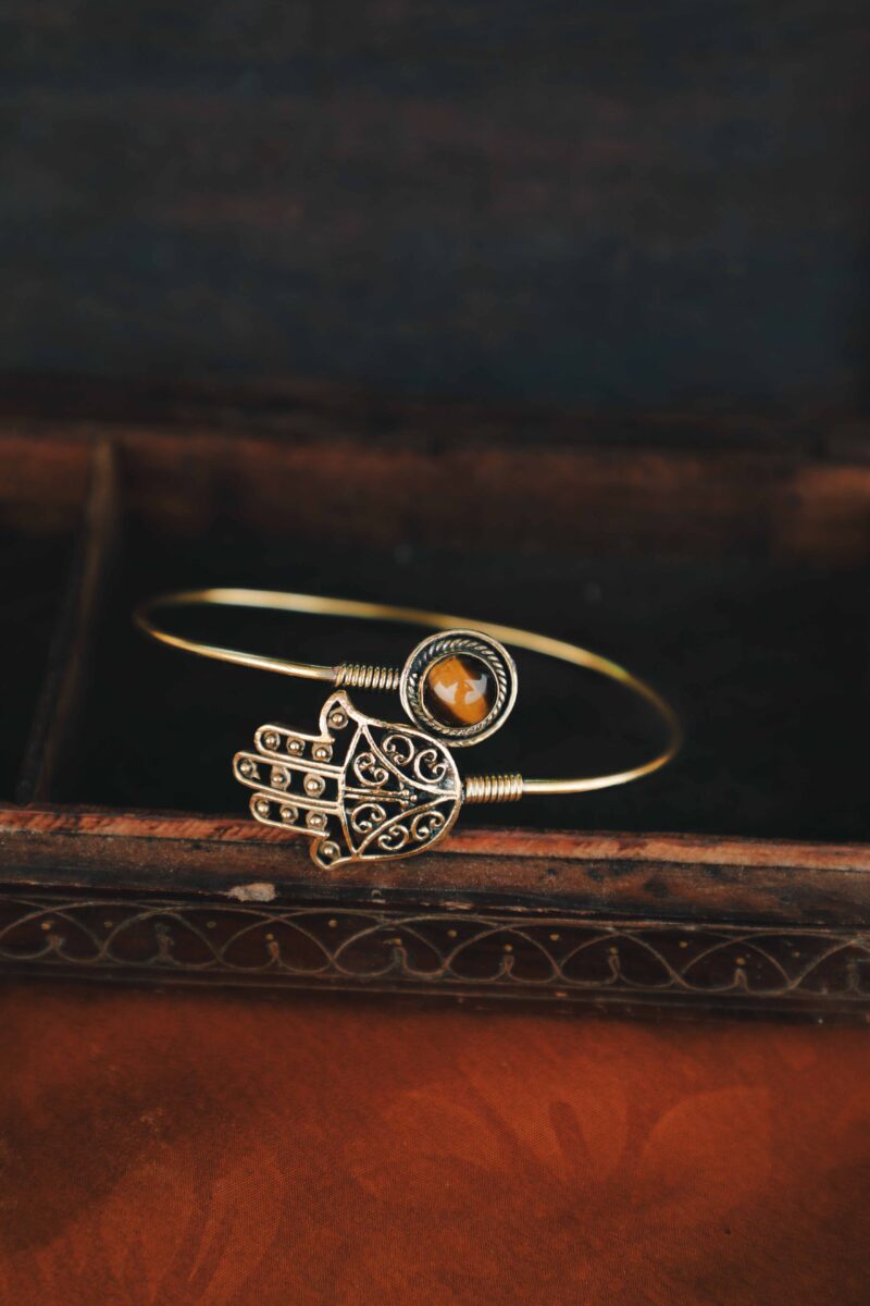 Main des bénédictions brassard en laiton