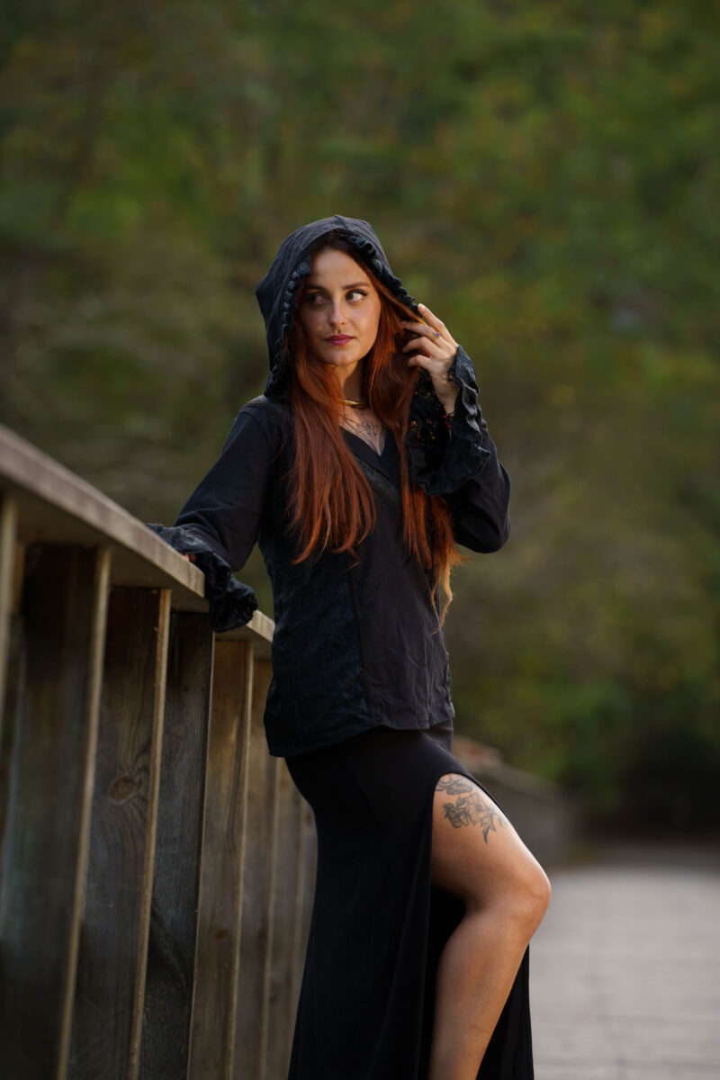 Midnight Enchantress Top con cappuccio