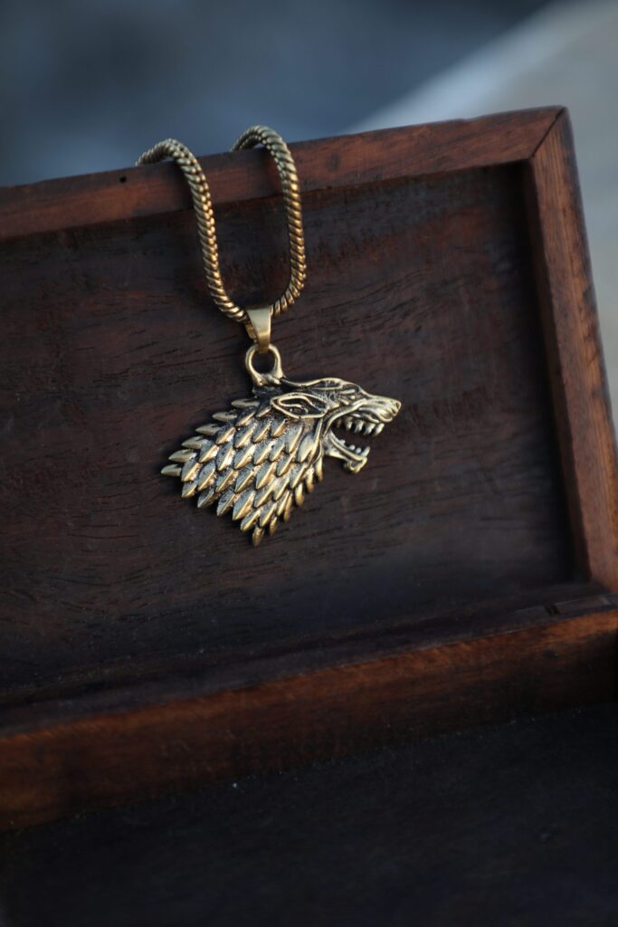 Collana con pendente con testa di lupo