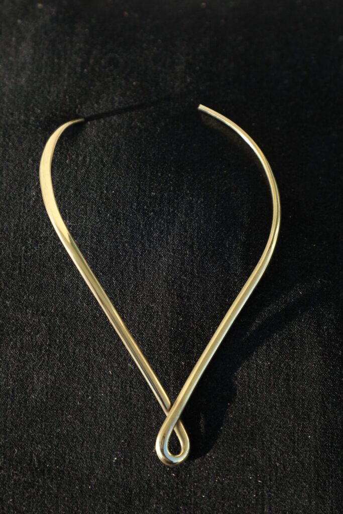 Pendentif minimaliste en laiton en V