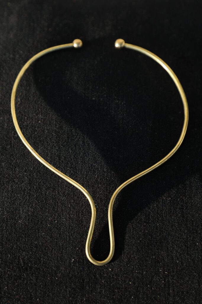Collier torque en laiton minimaliste