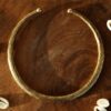 Choker de latón oxidado en forma de onda