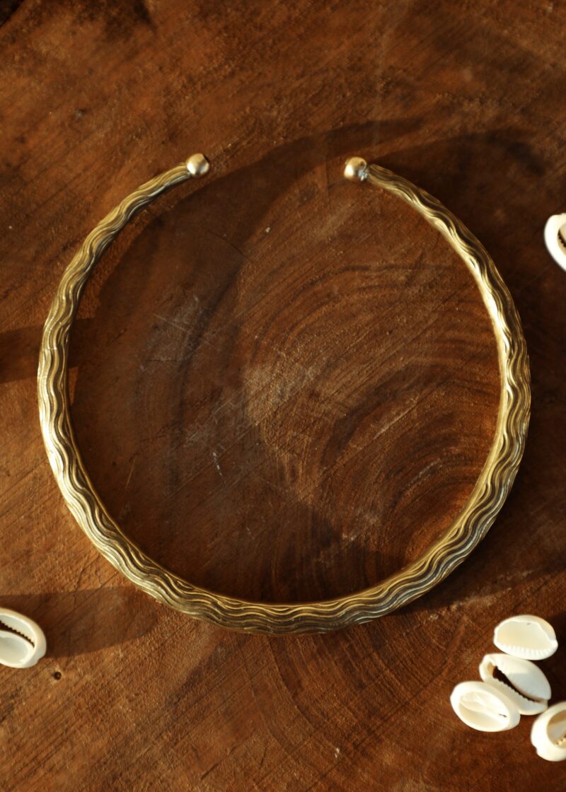 Choker de latón oxidado en forma de onda