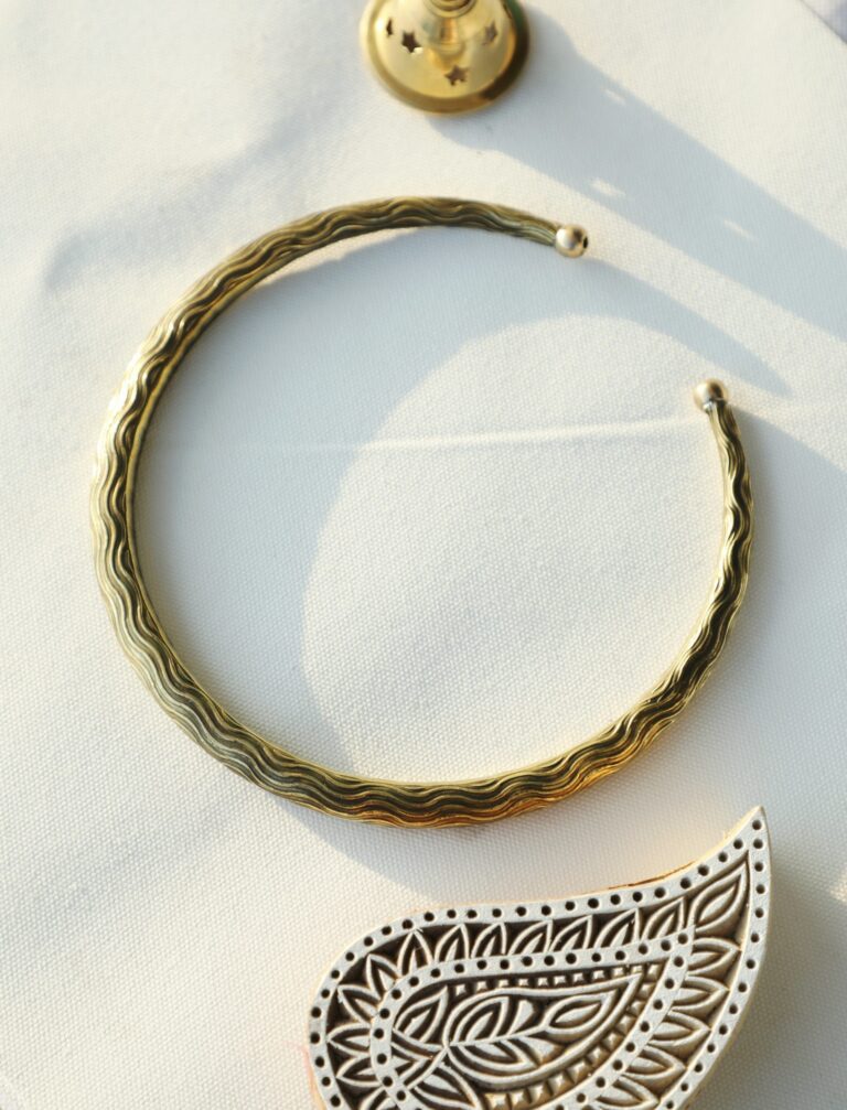 Choker en laiton oxydé à forme d’onde