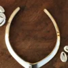 Collar a mancino a mezzaluna aperto