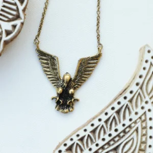 Collar dorado de espíritu de ala de águila