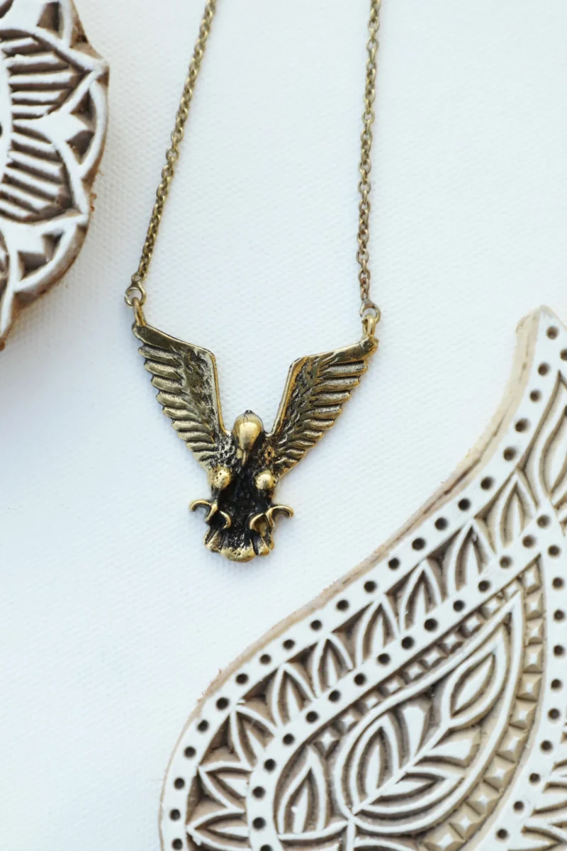 Collar dorado de espíritu de ala de águila