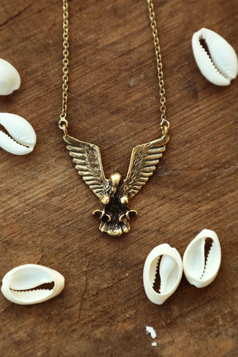 Collar dorado de espíritu de ala de águila