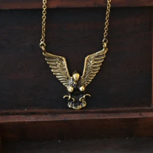 Collar dorado de espíritu de ala de águila