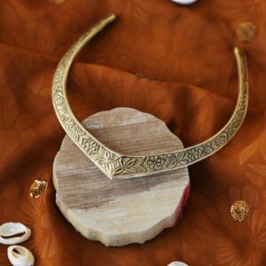 Blütenblatt-graviertes Manschettenhalsband