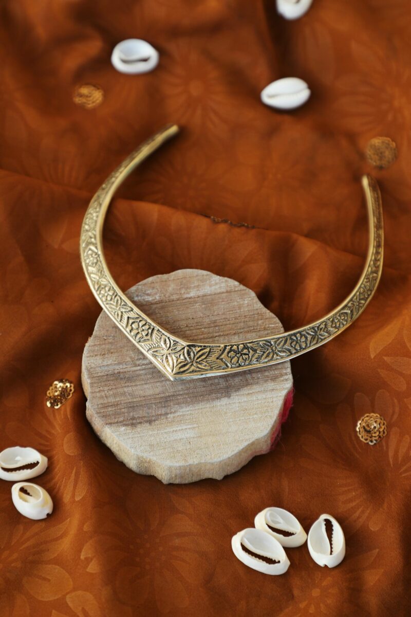 Blütenblatt-graviertes Manschettenhalsband