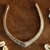 Collar a polsini inciso con foglie floreali