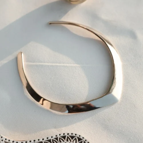 Collier ouvert à manchettes en croissant