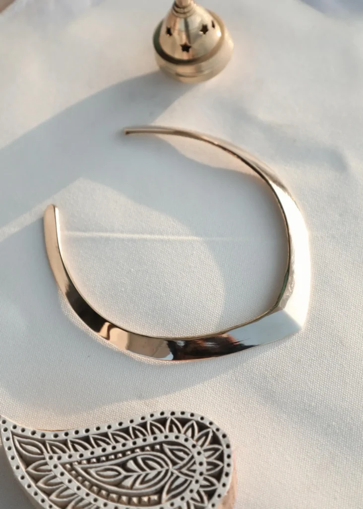 Collier ouvert à manchettes en croissant