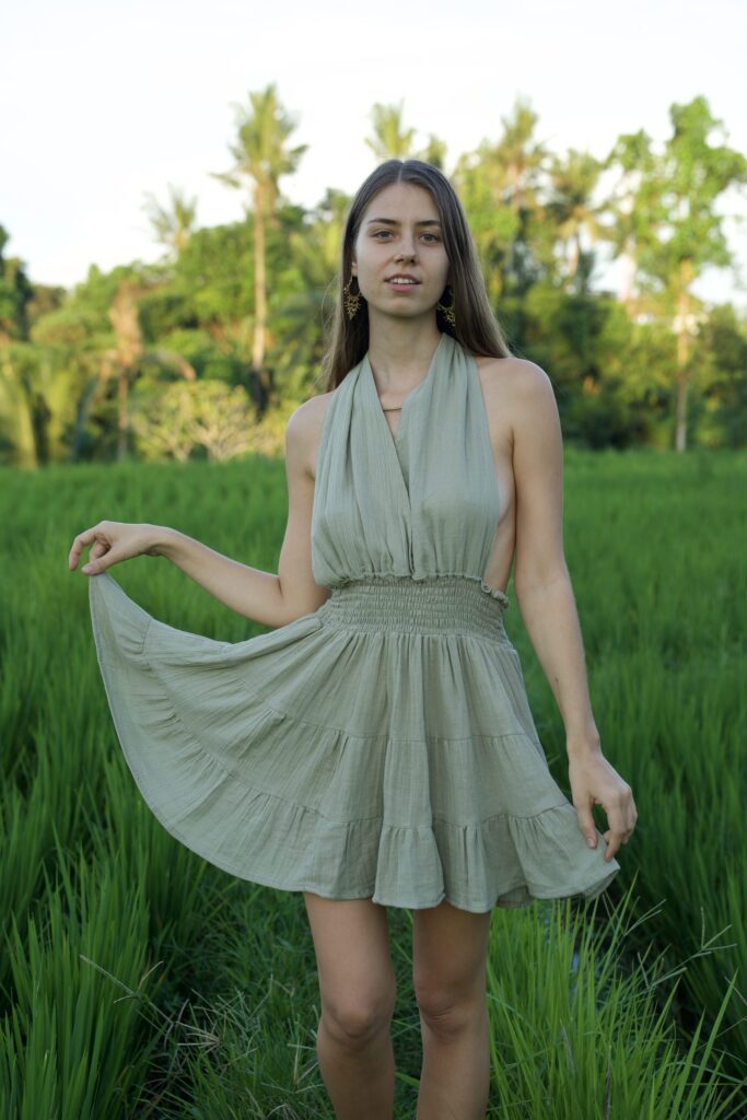 Robe dorsale nue en dentelle de soleil