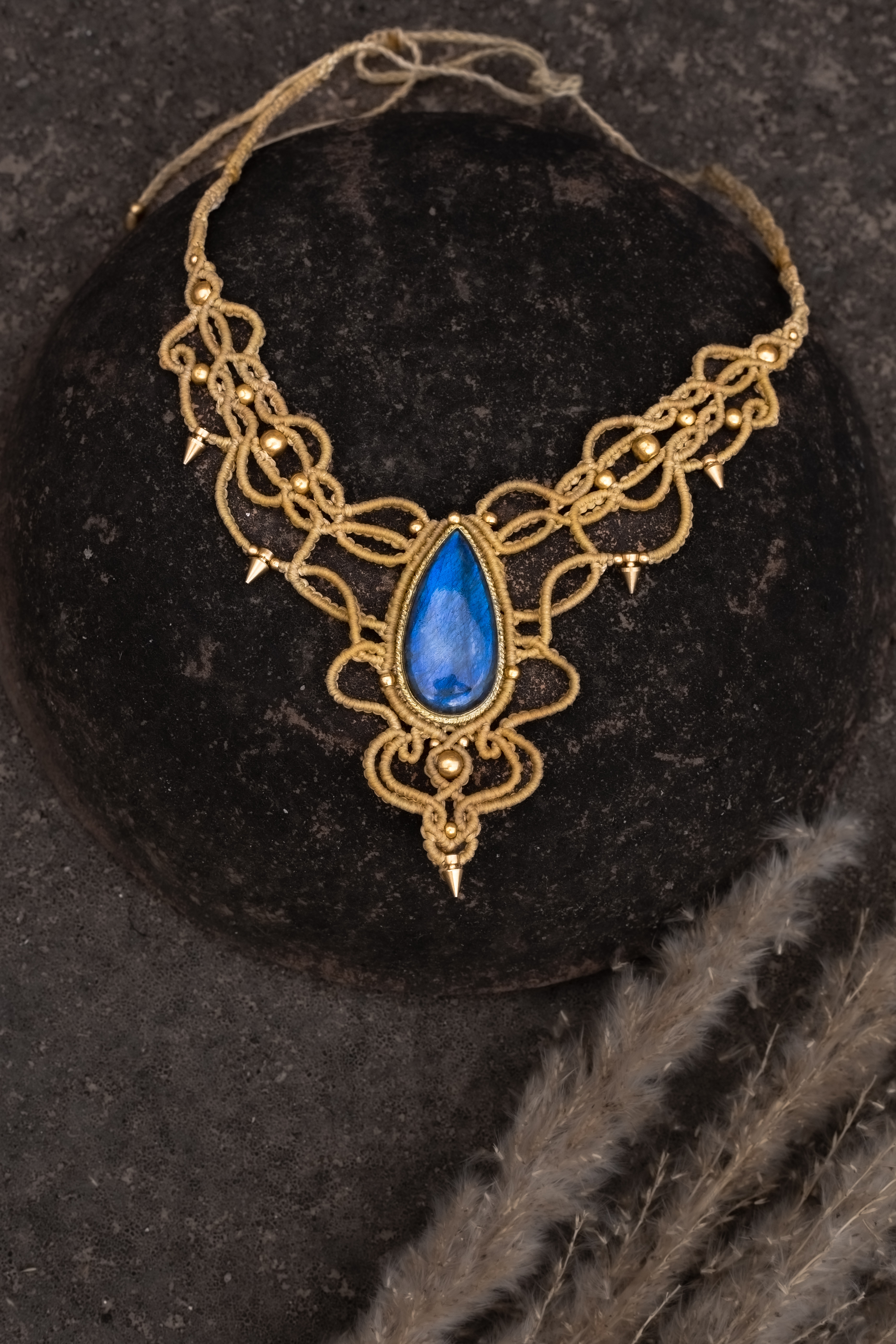 Collier en macramé au voile mystique
