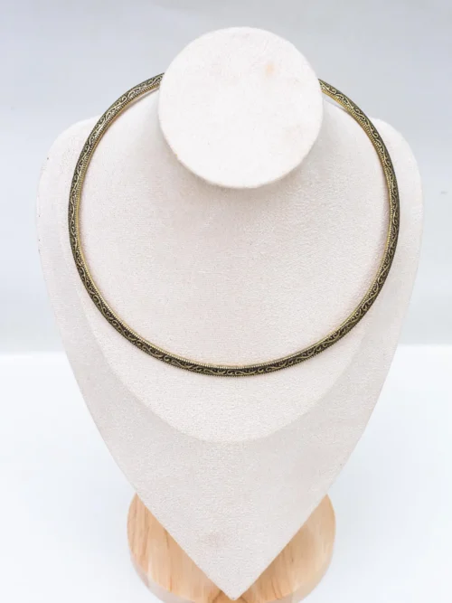 Collier métallique à finition ancienne