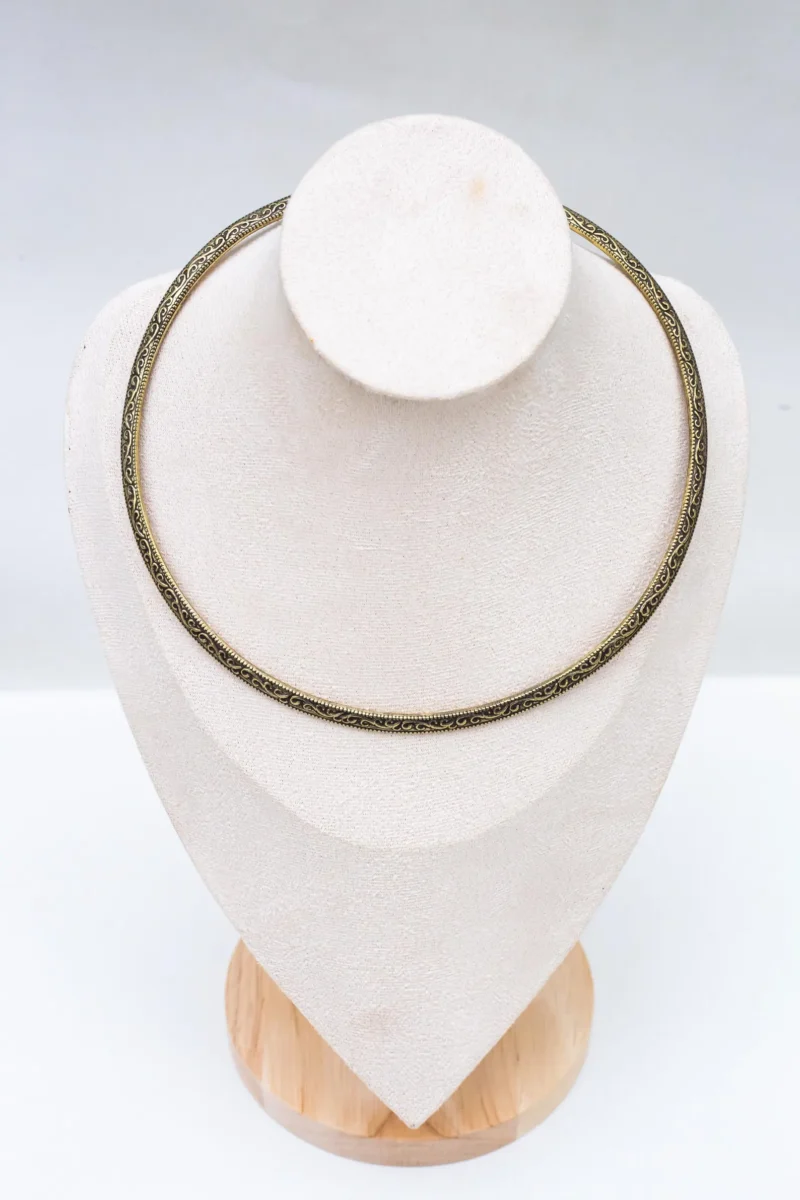 Collier métallique à finition ancienne