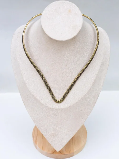 Collana incisa della linea V