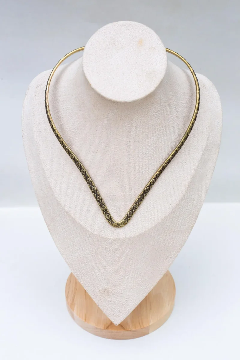 Collier gravé en V-Line