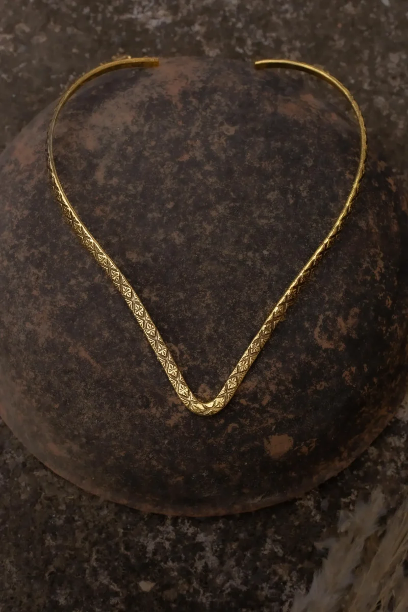 Engraved V-Line Necklace